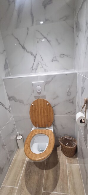 Regadera, secadora de cabello, toallas, jabón 