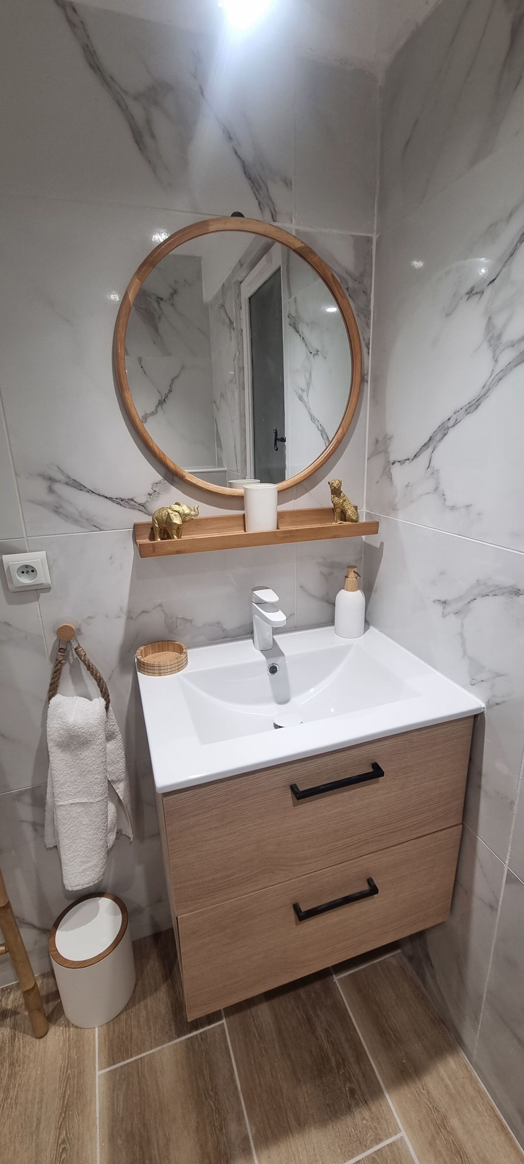 Douche, sèche-cheveux, serviettes fournies, savon