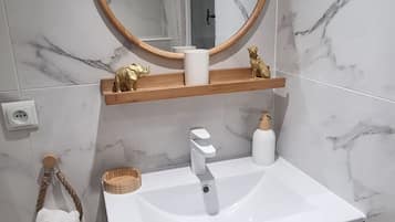 Een douche, een haardroger, handdoeken, zeep