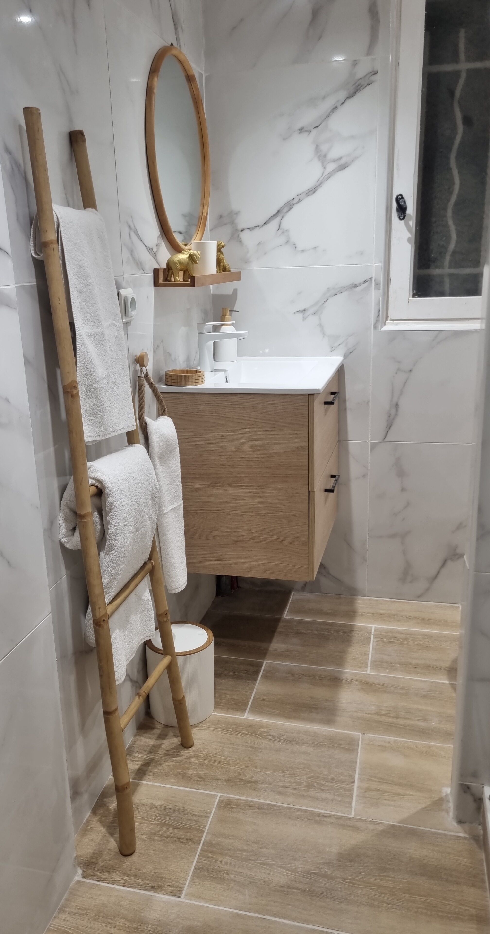 Een douche, een haardroger, handdoeken, zeep