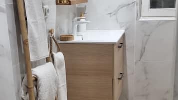 Een douche, een haardroger, handdoeken, zeep