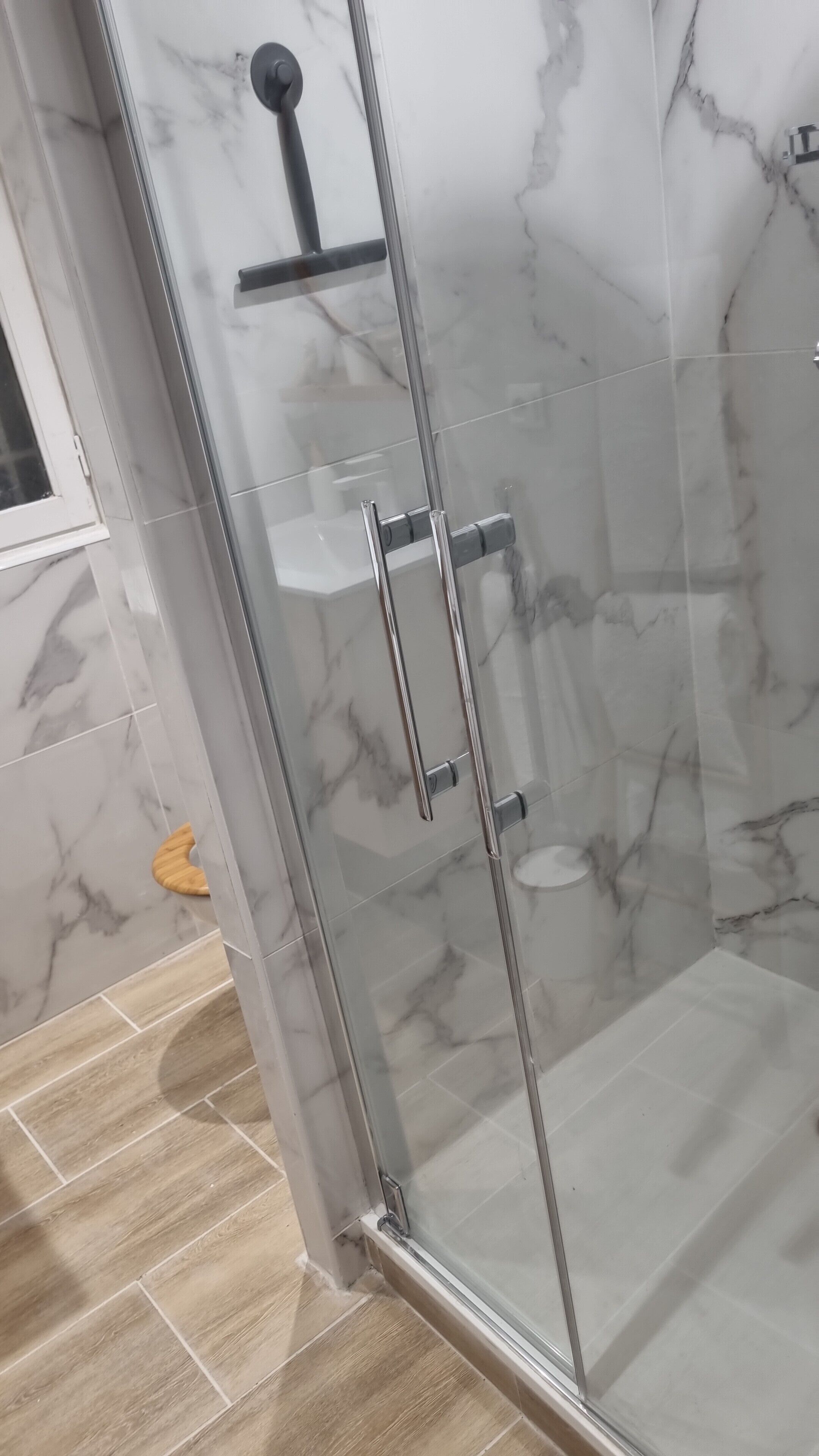 Douche, sèche-cheveux, serviettes fournies, savon