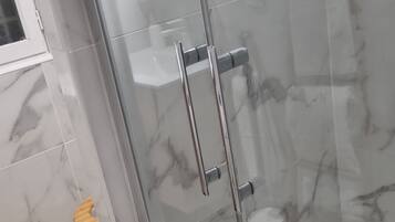 Een douche, een haardroger, handdoeken, zeep