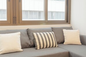 Standard Studio, City View | Living area - Smartroom Madrid by Arco (Madrid)