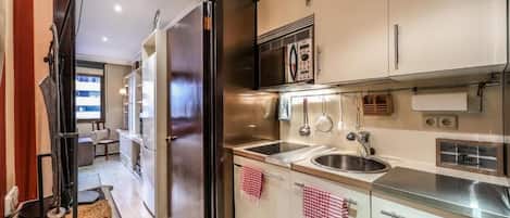 Standard Studio, City View | Private kitchen