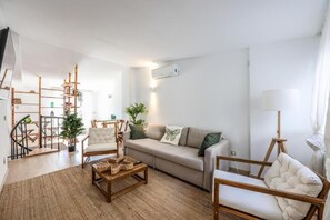 Family Penthouse, City View | Living area | Flat-screen TV - ARCO Gran Via Boutique Apartments (Madrid)