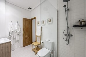 Penthouse familiar, vista a la ciudad | Baño | Batas 