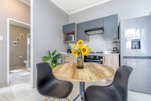 Private kitchen - Wifi, Washer, Smart TV, Work station, Balcony, Pool, Free parking, 24hr security (Midrand)