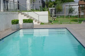Outdoor pool - Wifi, Washer, Smart TV, Work station, Balcony, Pool, Free parking, 24hr security (Midrand)
