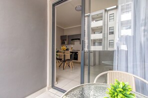 Dining - Wifi, Washer, Smart TV, Work station, Balcony, Pool, Free parking, 24hr security (Midrand)