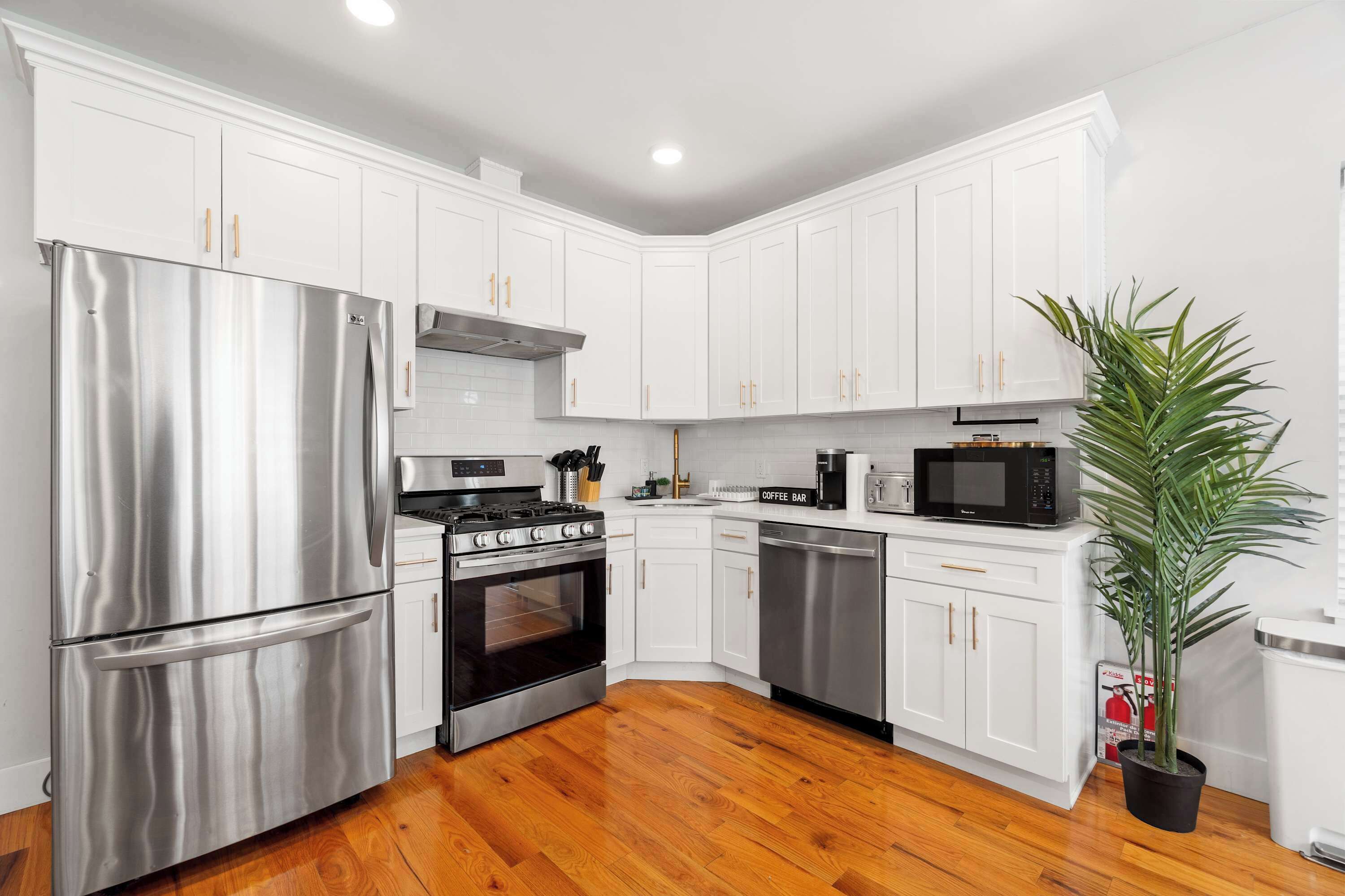 Frigorifero, microonde, forno, piano cottura