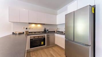 Refrigerador, microondas, horno y parrilla de estufa