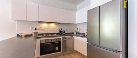 Kühlschrank, Mikrowelle, Ofen, Herdplatte