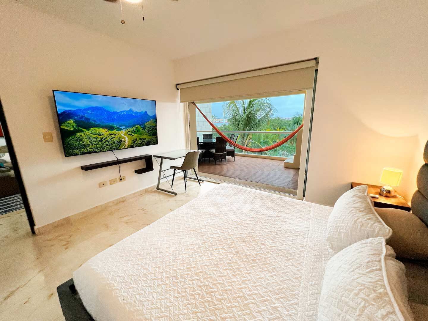 Tabla de planchar con plancha, wifi y ropa de cama 