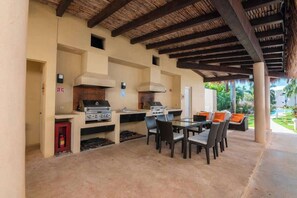 Outdoor dining - Puerto Aventuras Condo: Beach Access, Pool & Views (Puerto Aventuras)