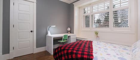 4 bedrooms, desk, iron/ironing board, free WiFi