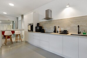 Fridge, microwave, oven, stovetop - Joey - Holiday Home in Pietrasanta with Garden View and Free WiFi (Pietrasanta)