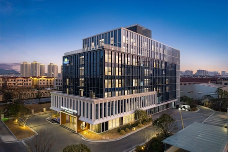 Exterior. Days Hotel By Wyndham Huzhou Anji