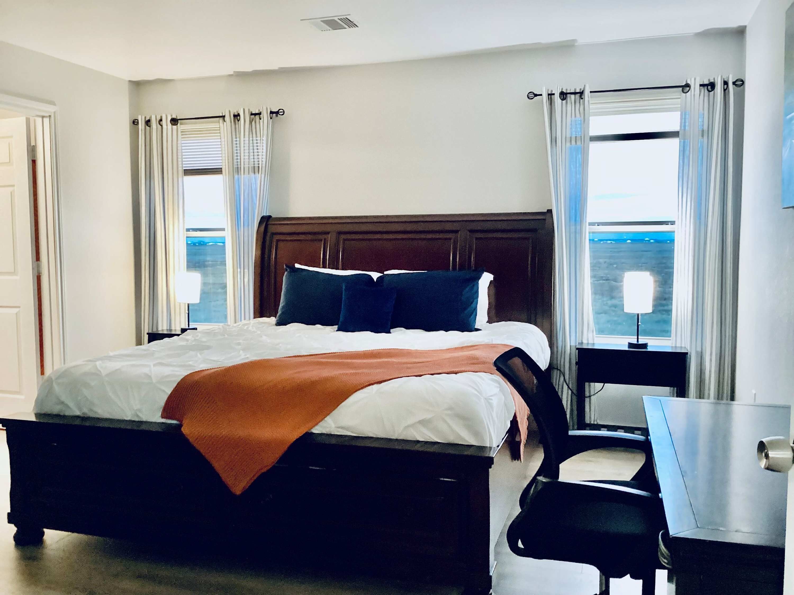 Bureau, fer et planche à repasser, Wi-Fi, draps fournis