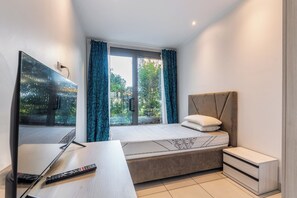 Tabla de planchar con plancha, wifi gratis y ropa de cama 