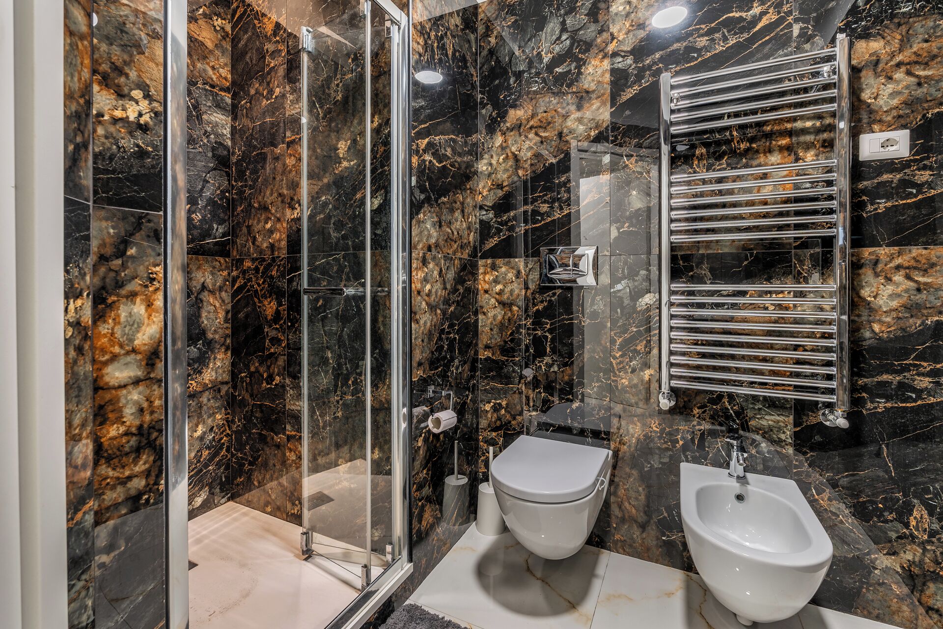 Dusche, Haartrockner, Bidet, Handtücher