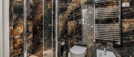 Dusche, Haartrockner, Bidet, Handtücher