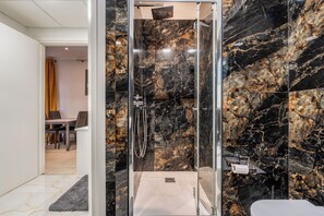 Dusche, Haartrockner, Bidet, Handtücher