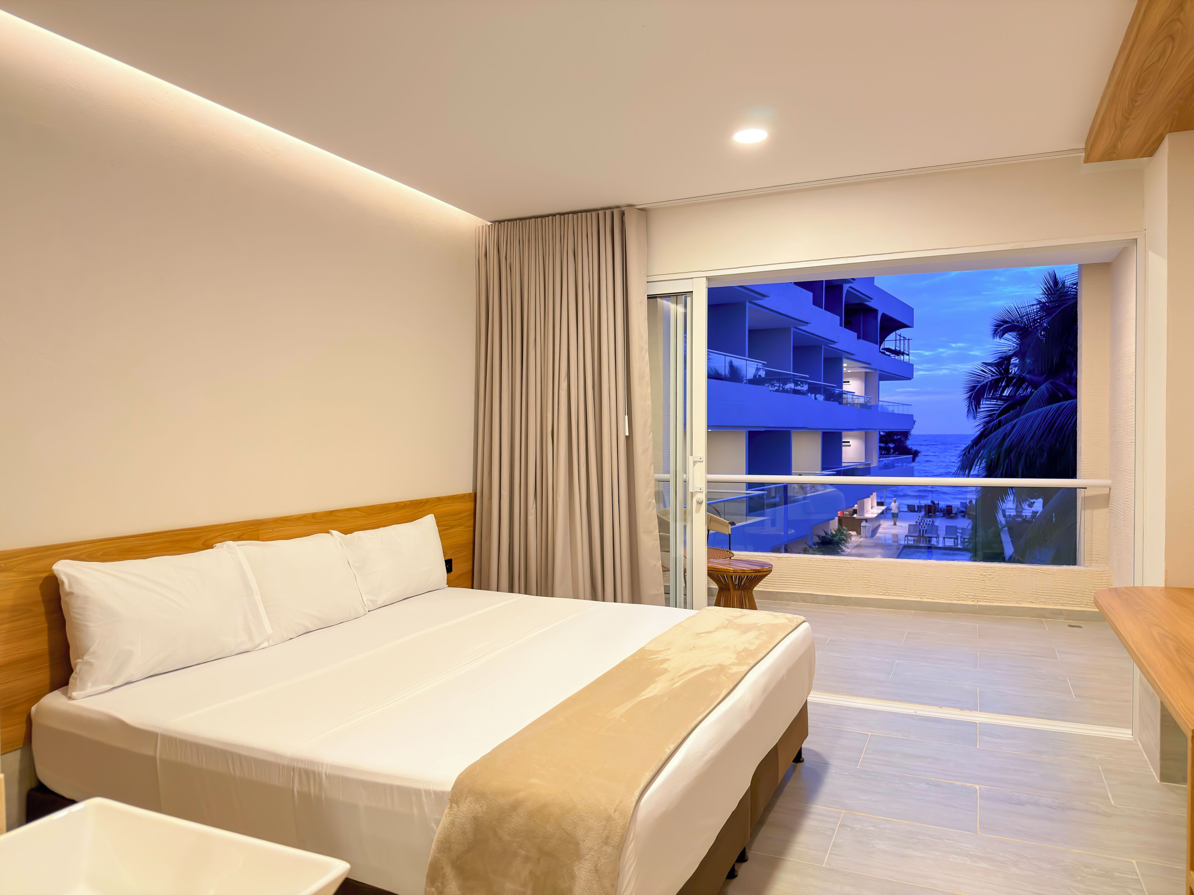 Chambre Double Confort, 1 grand lit, balcon, vue piscine | Literie hypoallergénique, bureau