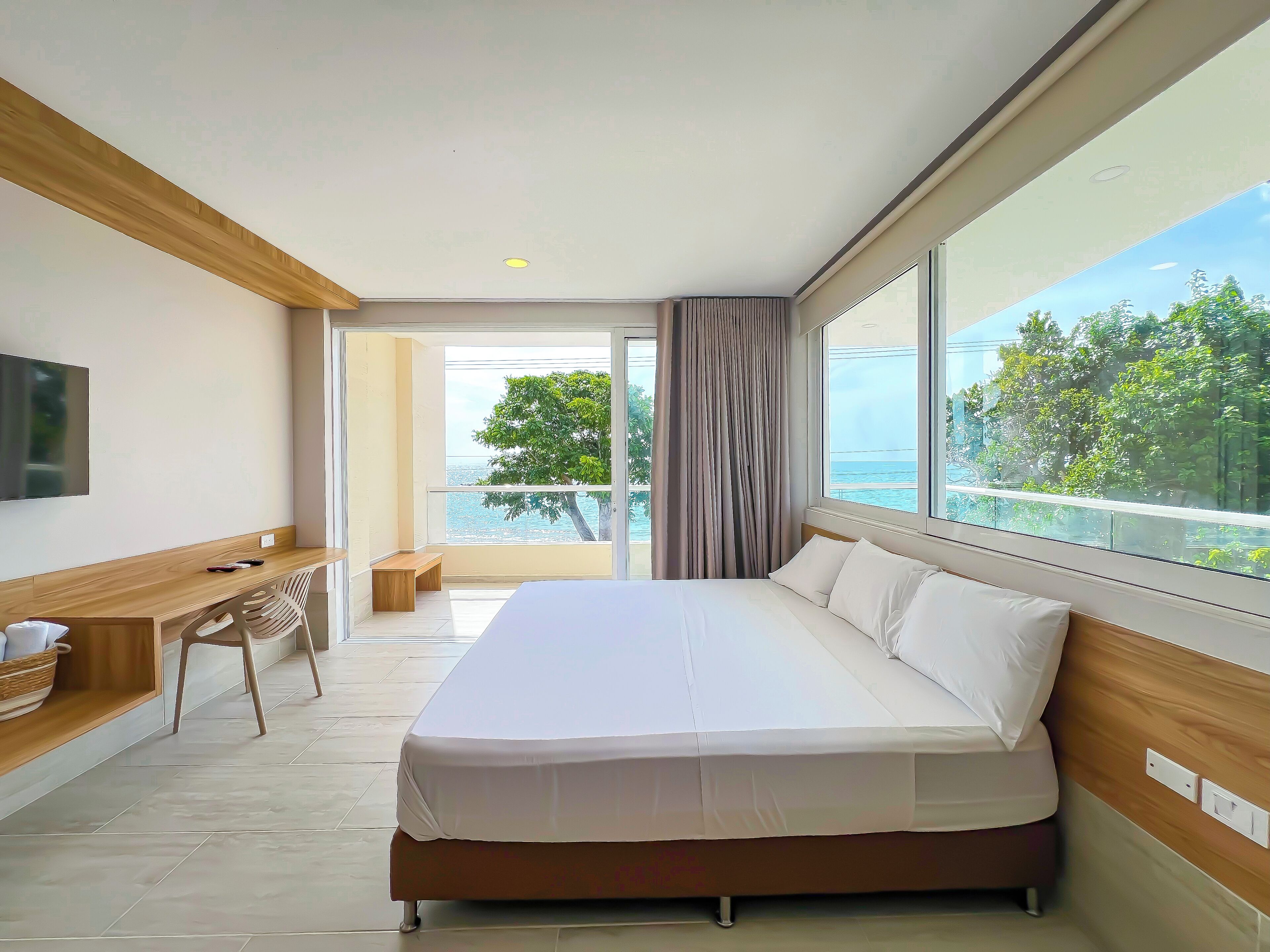 Habitación Deluxe doble, balcón | Ropa de cama hipoalergénica y escritorio