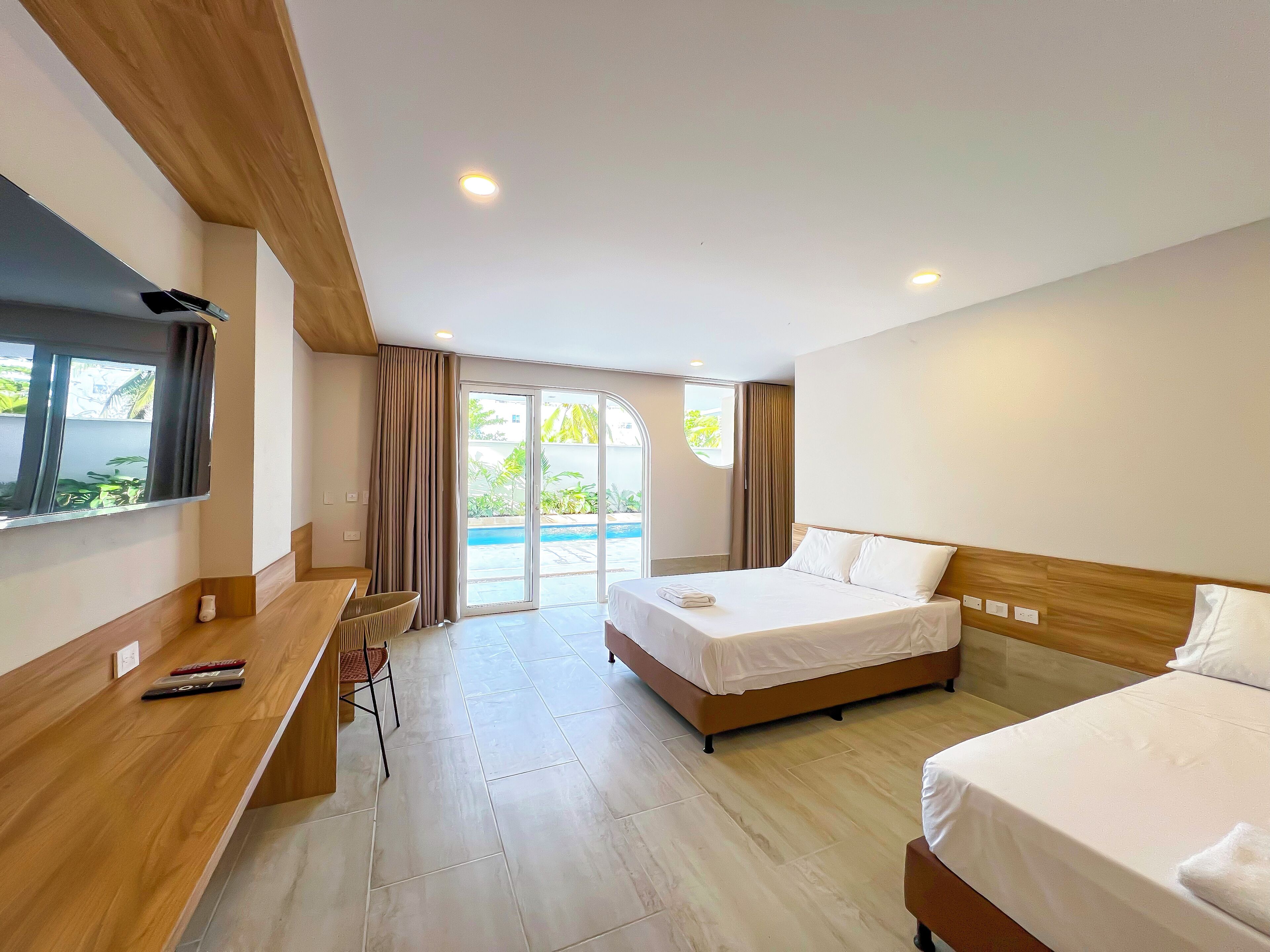 Habitación cuádruple Confort, vistas a la piscina | Ropa de cama hipoalergénica y escritorio