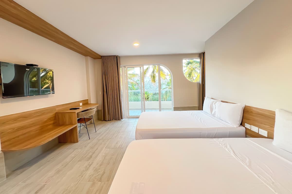 Une chambre d’hôtel moderne, dotée d’un grand lit, d’un bureau et d’une télévision.