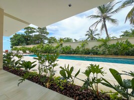 Habitación cuádruple Confort, vistas a la piscina | Vistas desde la habitación