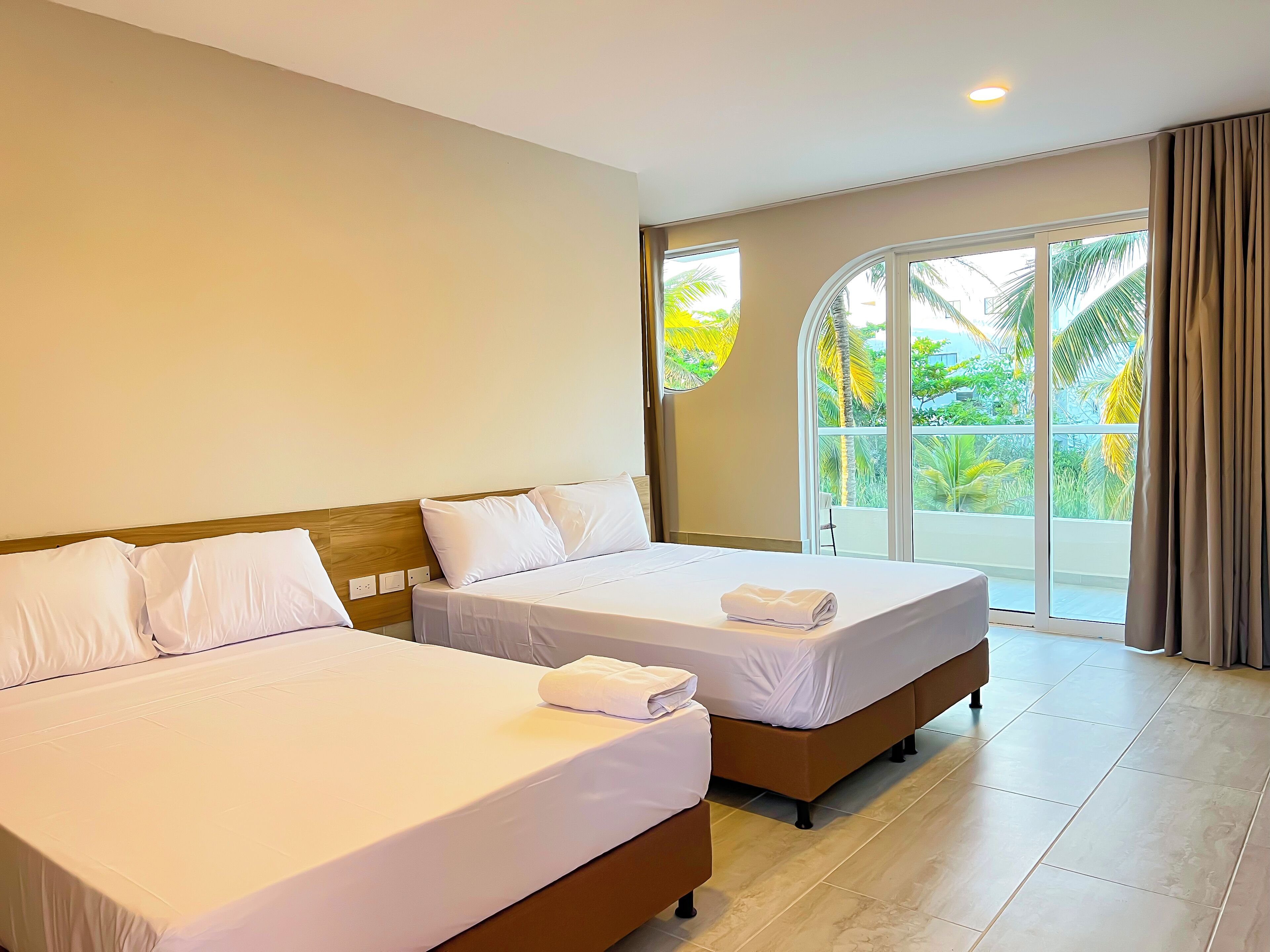 高級四人房, 部分海景 | 防敏寢具、書桌、手提電腦工作空間、免費 Wi-Fi