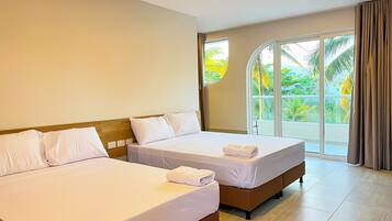 高級四人房, 部分海景 | 防敏寢具、書桌、手提電腦工作空間、免費 Wi-Fi