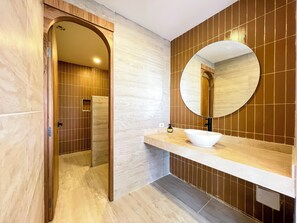 Habitación cuádruple Confort, vistas a la piscina | Baño | Ducha, toallas, jabón y papel higiénico