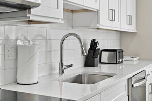 Fridge, oven, stovetop, dishwasher - Luxury 2bd/2ba near Cabmridge 9242 (Somerville)