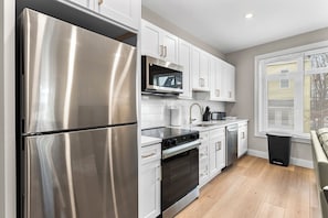 Réfrigérateur, four, plaque de cuisson, lave-vaisselle