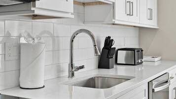 Réfrigérateur, four, plaque de cuisson, lave-vaisselle