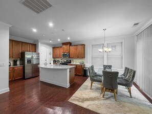 Private kitchen - 3 King Bdrs - Modern Fully Equipped Upscale House (Charlotte)