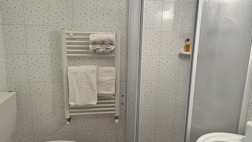 Doccia, asciugacapelli, bidet, asciugamani