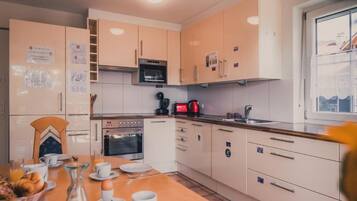 Apartment, 3 Bedrooms, Air conditioning, Mountain View | Private kitchen