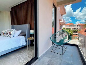 Tabla de planchar con plancha, wifi, ropa de cama