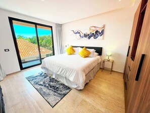 Tabla de planchar con plancha, wifi, ropa de cama