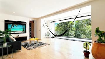 Una televisión, una oficina