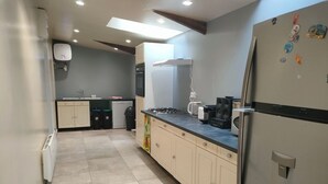 Una cocina moderna con refrigerador, estufa y alacenas.