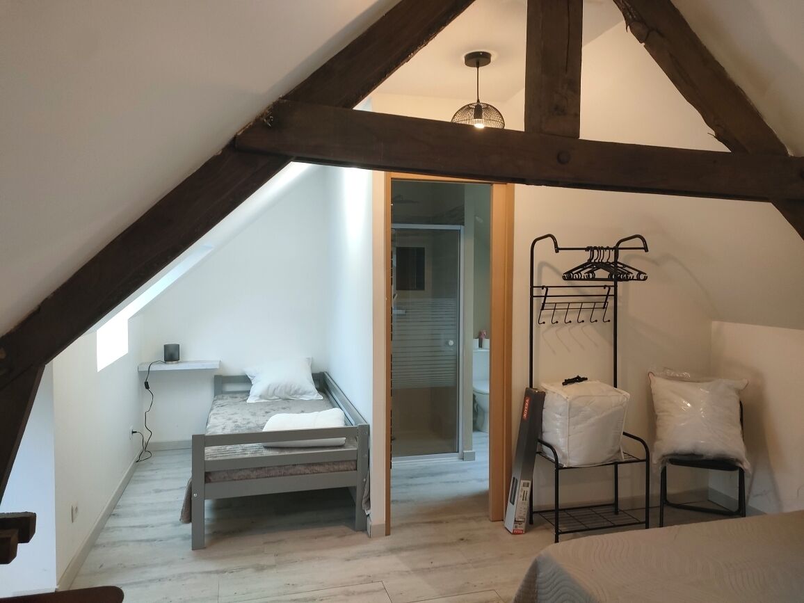 2 عدّة غرف نوم ومكواة/لوح كي وملاءات أسرّة