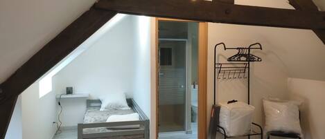 2 bedrooms, iron/ironing board, bed sheets