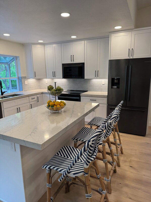 Micro-ondes, four, plaque de cuisson, lave-vaisselle