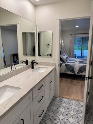 Fer et planche à repasser, accès Internet, draps fournis