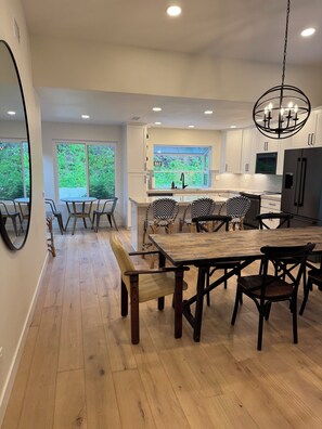 Dining - Comfortable San Diego Getaway 3BR Condo in Peaceful 55+ Community (San Diego)